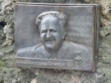 2 - Plaquette sculptée en l'honneur d'une personnalité